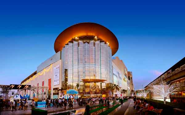 siam-paragon-shopping-center-at-night-bangkok-thailand